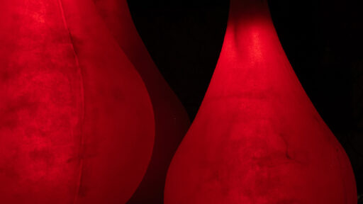 Ett rött ljuskonstverk i form av en Droppe