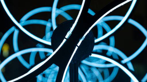 Ett abstrakt neonblått ljuskonstverk i Uppsala