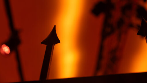 Ett ljuskonstverk med pilar och orange sken