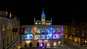 BIld på projektion på Rådhuset i Uppsala